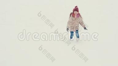 可爱的小女孩在雪地里奔跑，玩得很开心